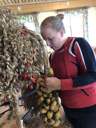 Erntekronenworkshop im Sprengel Rappottenstein