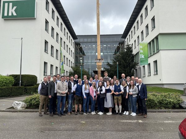 Maibaumsetzen vor der Landwirtschaftskammer NÖ