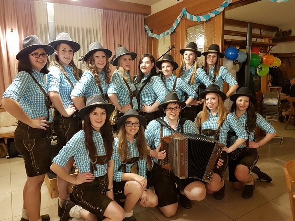 Ball der Huatara Dirndln