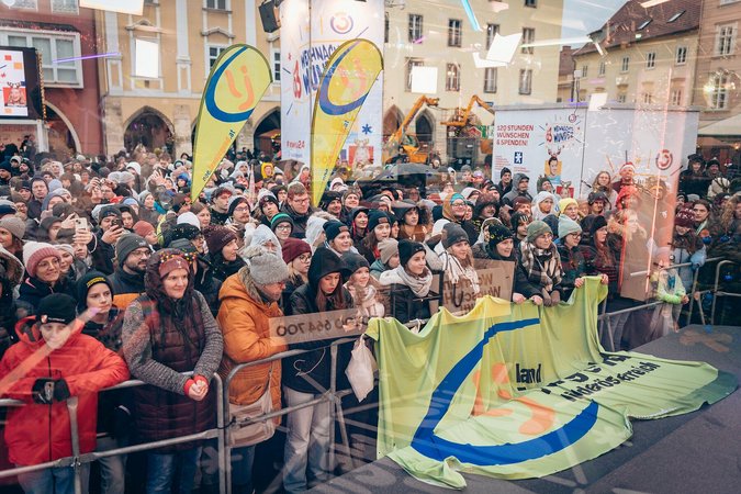 Ö3 Weihnachtswunder Spendenübergabe mit hunderten Mitgliedern