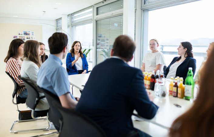 Austausch mit Staatssekretärin Claudia Plakolm