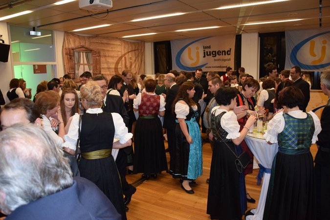 Milchbar & Melkwettbewerb am Bauernbundball